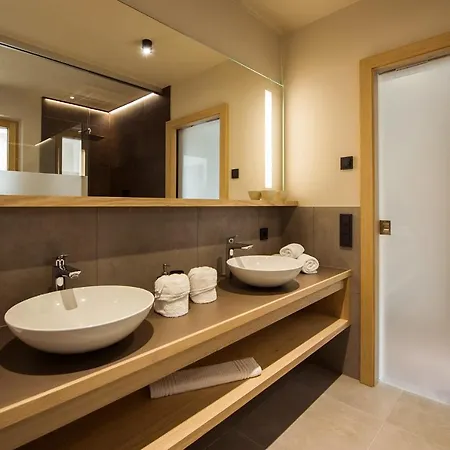 Haus Gregori 公寓式酒店 4*